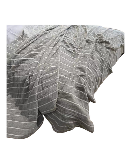 Bed spread with 2 pillow cases in grey